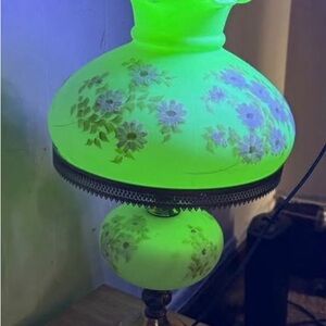 Large uranium Burmese hand painted Fenton glass desk lamp
